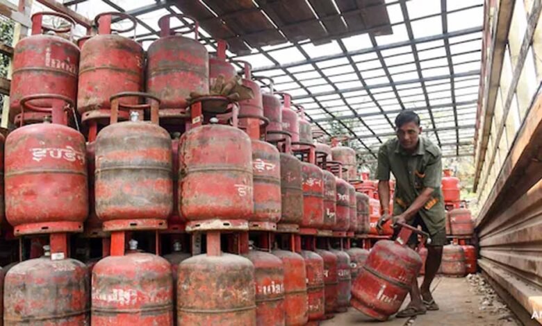 lpg-users-alert:-बदल-सकता-है-गैस-सिलेंडर-खरीदने-का-तरीका,-सरकार-के-नए-प्लान-से-क्या-होगा-असर?
